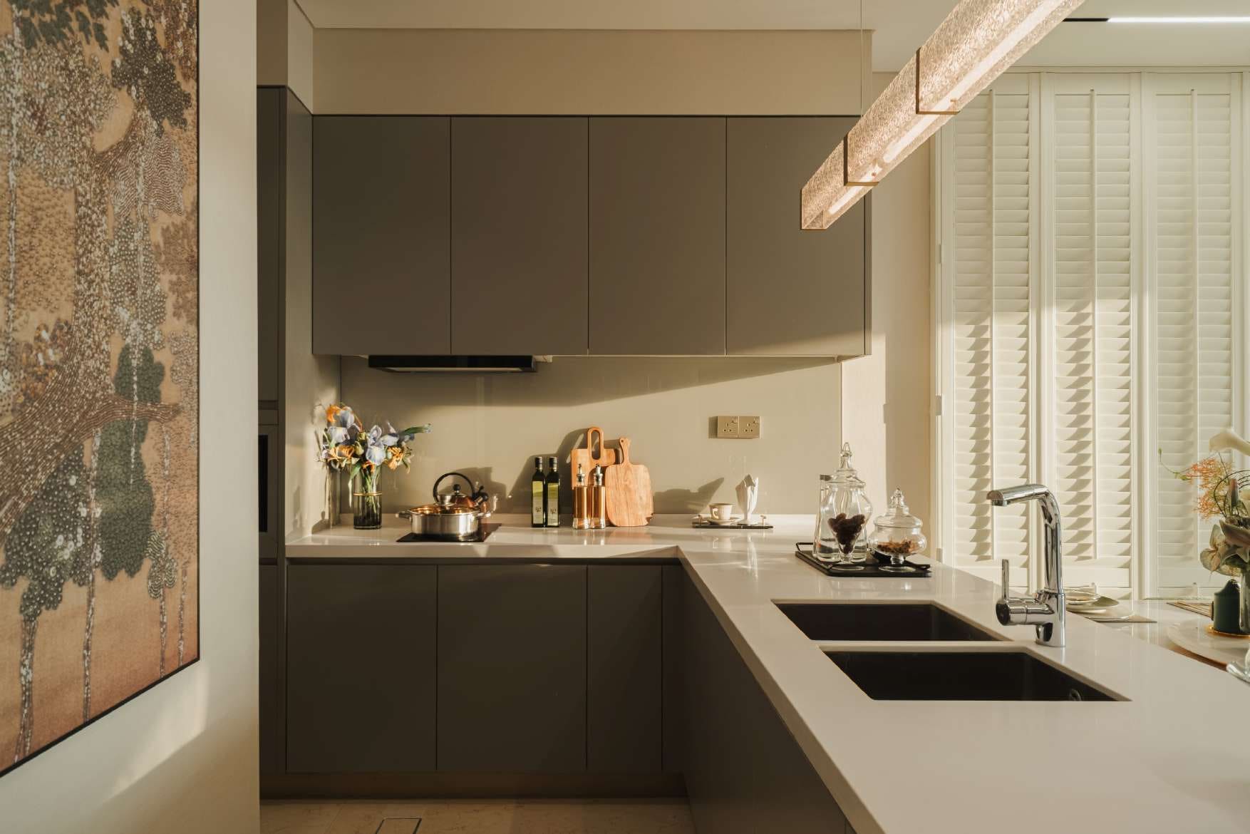 Type D2 show unit dry kitchen with hob, hood and built-in cabinetry — show unit photograph